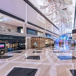 Курортный комплекс Conrad Vegas At World